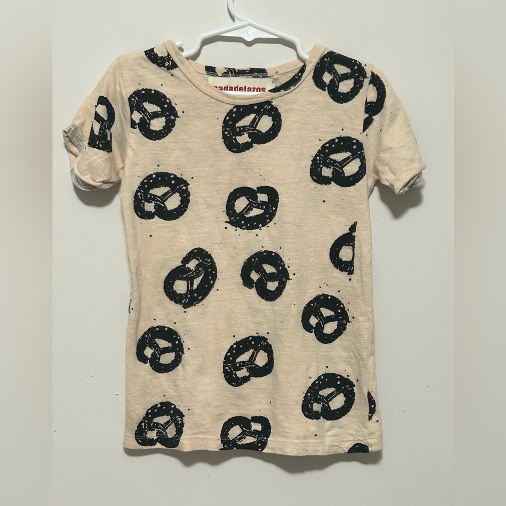 Nadadelazos Pretzel Tee